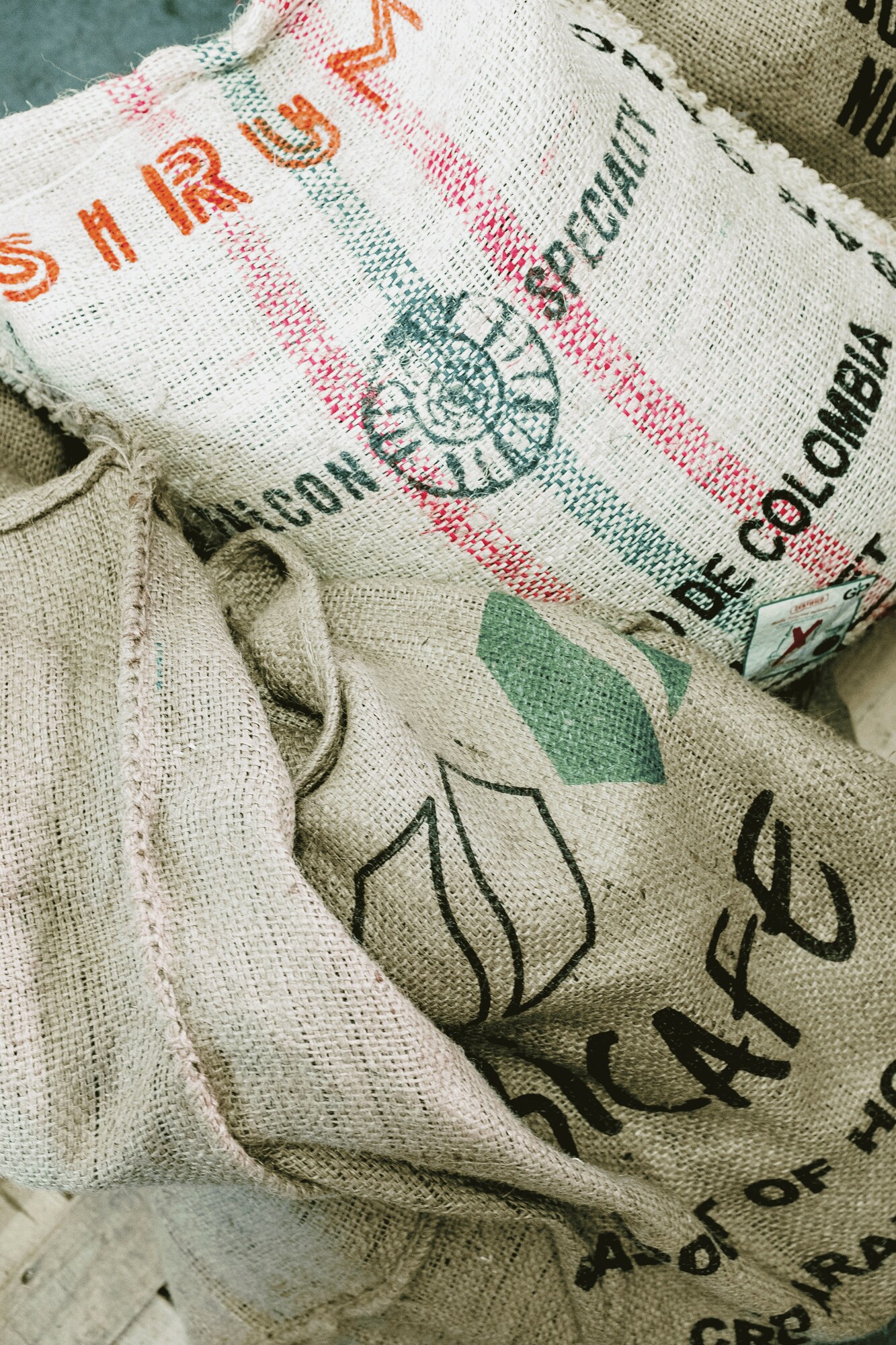 Saco de café con marca impresa con frase 'de Colombia'